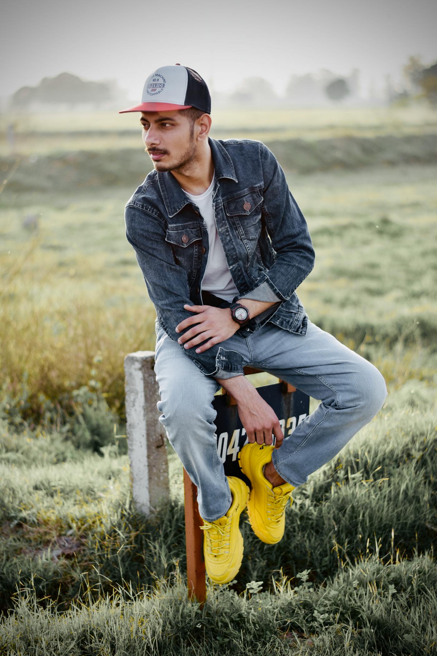 Técnico en planta industrial revisando equipos y activos críticos de operación